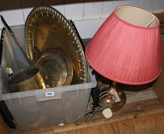 Brass table lamp & sundry brassware